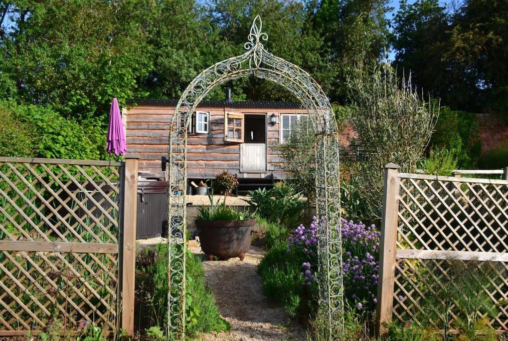 Luxury, Rural Shepherds Hut With Hot Tub Nr Bath Бристоль Экстерьер фото