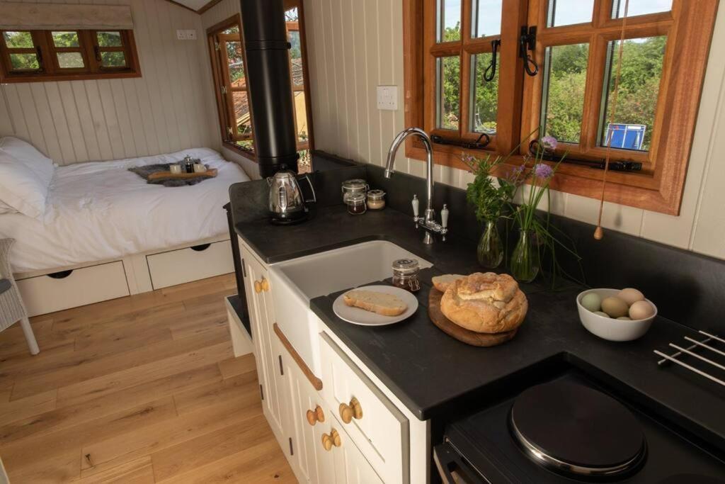 Luxury, Rural Shepherds Hut With Hot Tub Nr Bath Бристоль Экстерьер фото